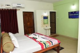 budget places to stay in goa for motorcyclists - la cayden;s guesthouse - arambol